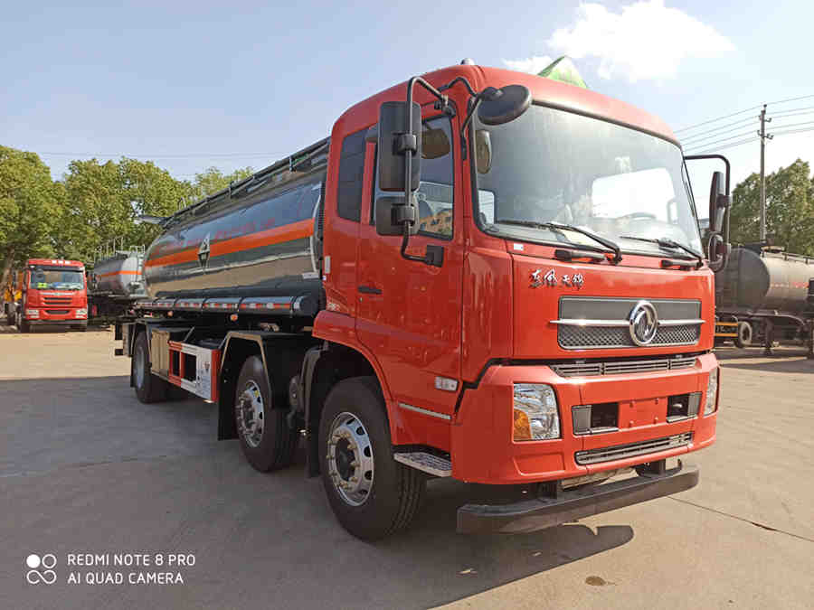 DLQ5251GFWD5型腐蚀性物品罐式运输车图片