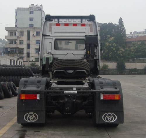 STQ4257L08Y6S5 十通牌430马力后双桥,后八轮柴油国五牵引汽车图片