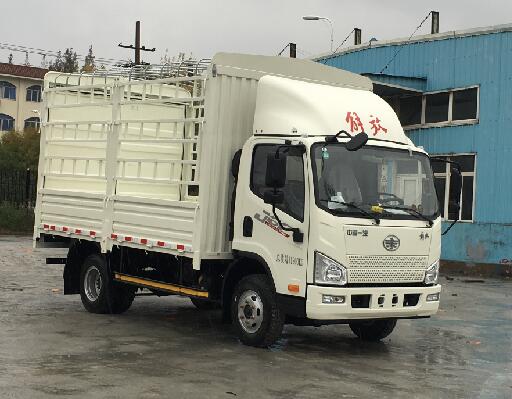 解放牌CA5110CCYP40K62L2E6A84倉柵式運(yùn)輸車公告圖片