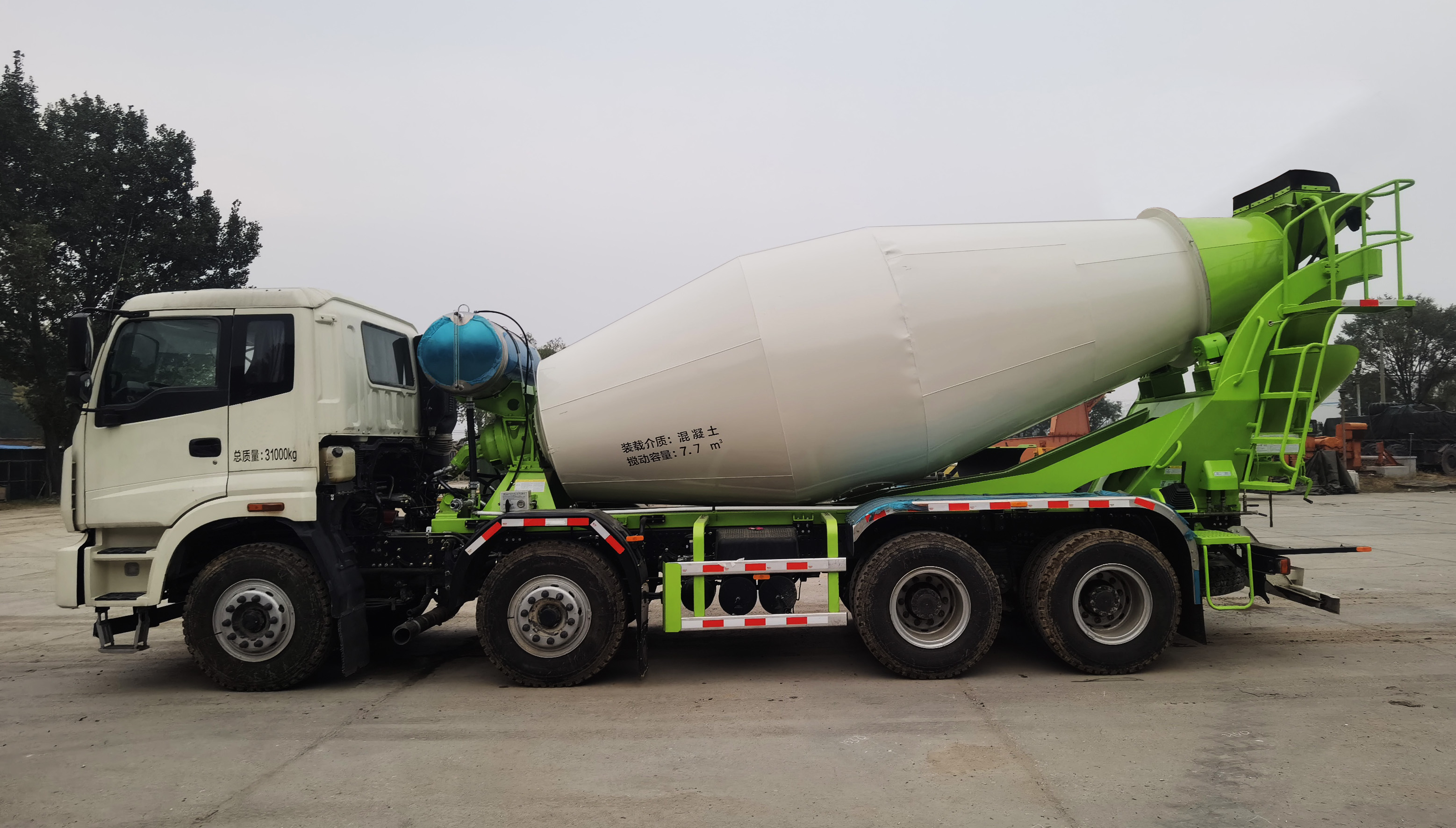 歐曼牌BJ5313GJBY6GRL-08混凝土攪拌運(yùn)輸車(chē)公告圖片