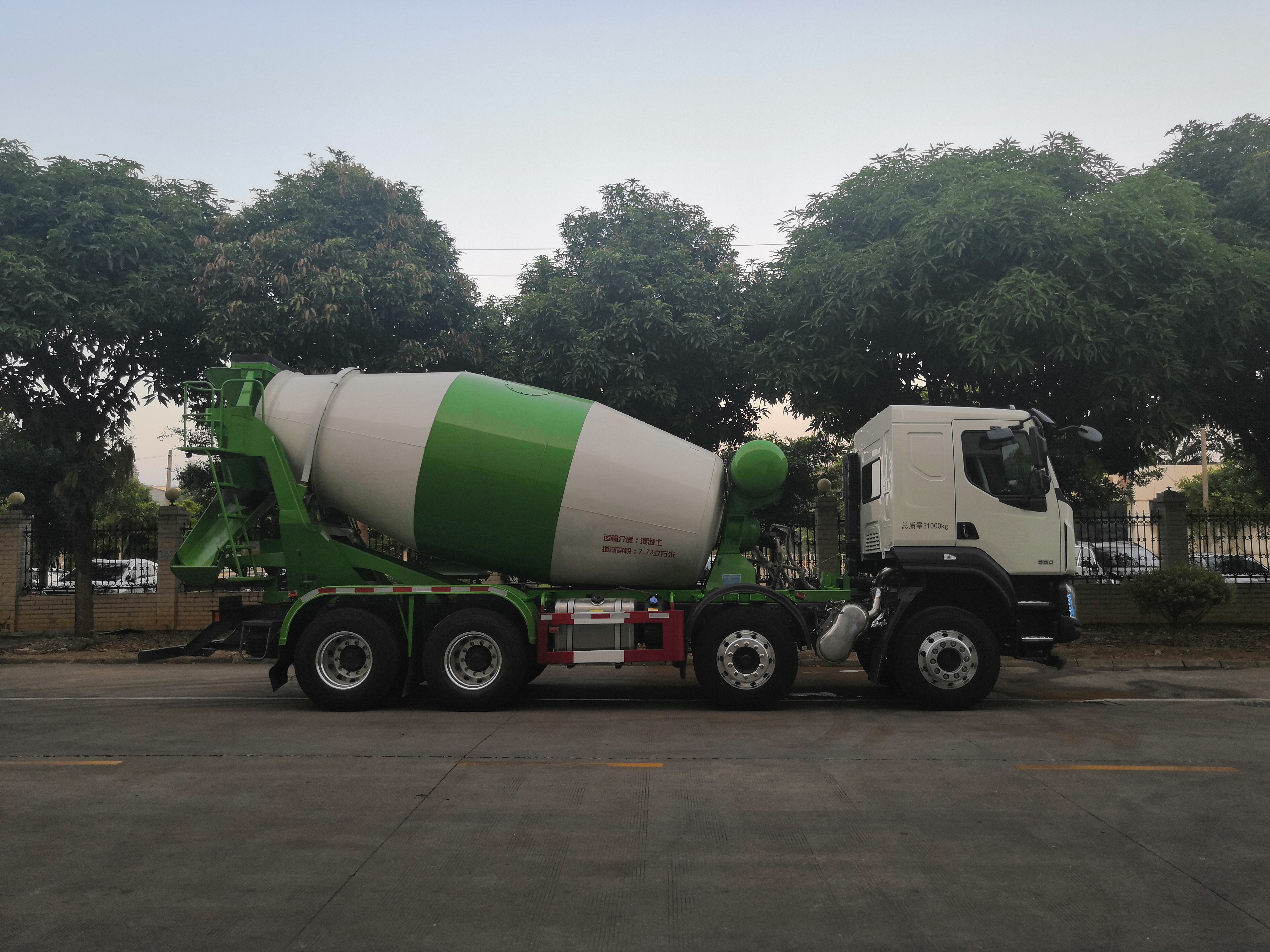 乘龍牌LZ5310GJBH5FC1混凝土攪拌運(yùn)輸車公告圖片