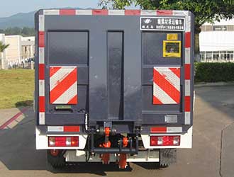 福龍馬牌FLM5030CTYCC6桶裝垃圾運(yùn)輸車公告圖片