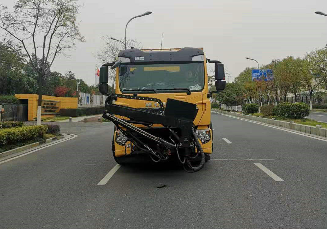 英達牌FTT5161TYH路面養(yǎng)護車公告圖片
