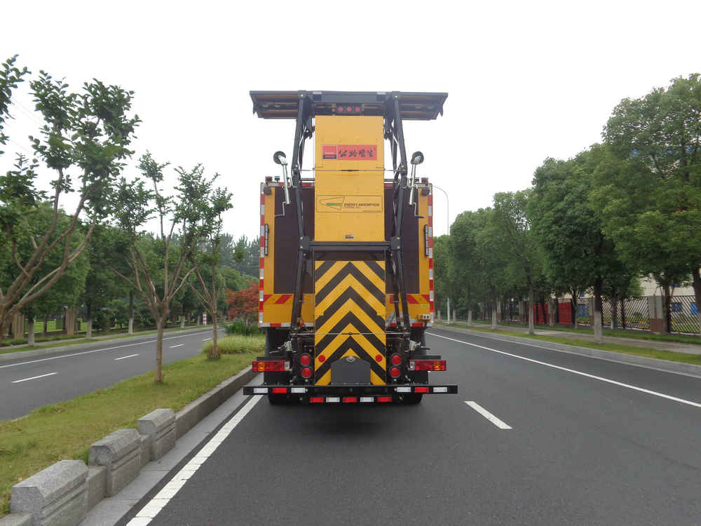 英達牌FTT5161TYH路面養(yǎng)護車公告圖片