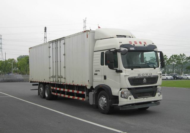 豪沃牌ZZ5267XXYN683GE1K厢式运输车