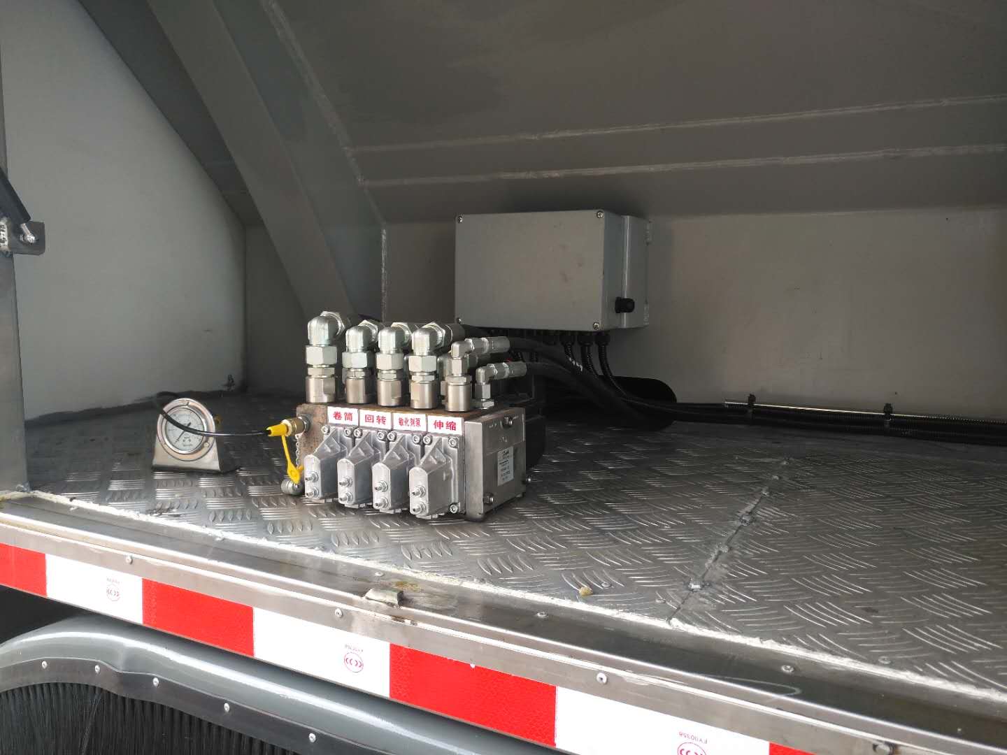 昊之天牌HTR5321THRS現(xiàn)場混裝乳化炸藥車公告圖片