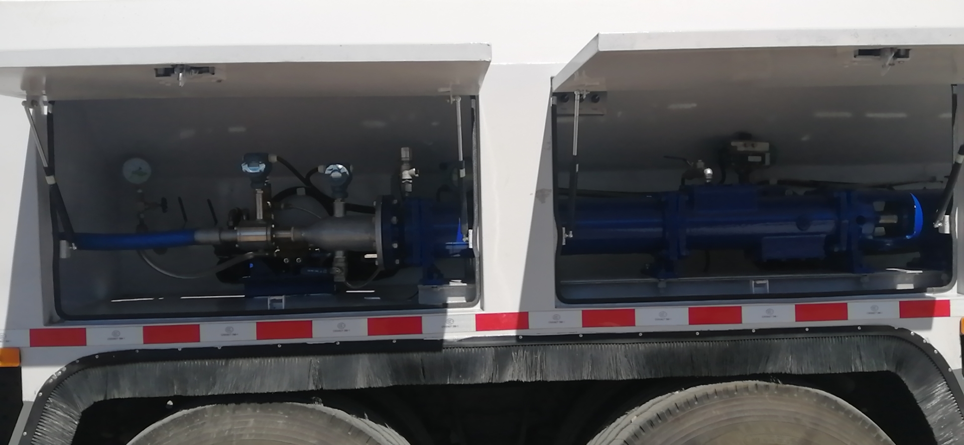 昊之天牌HTR5261THRS現(xiàn)場混裝乳化炸藥車公告圖片