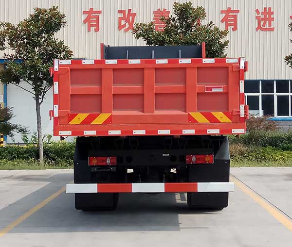 DYQ3252D5CB 大运牌220马力前四后四(小三轴)柴油6.8米国五自卸汽车图片