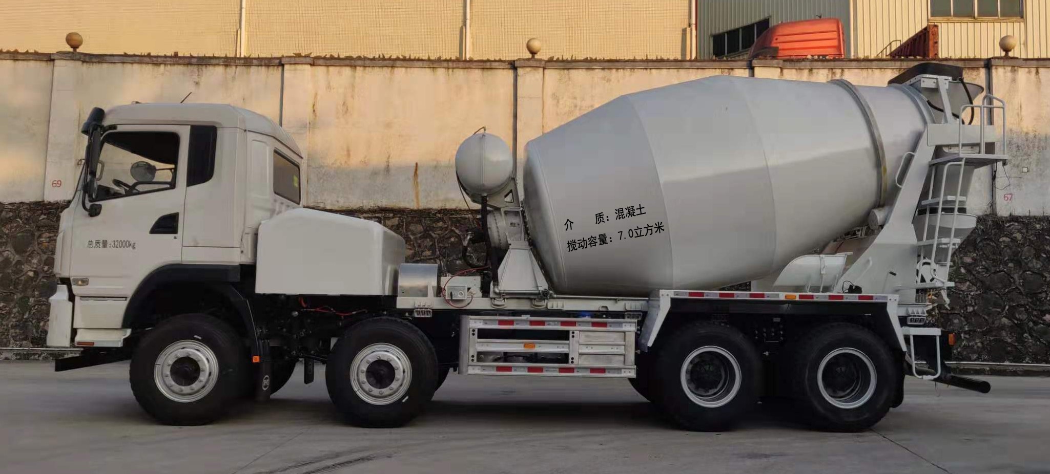比亚迪牌BYD5321GJBBEV纯电动混凝土搅拌运输车公告图片