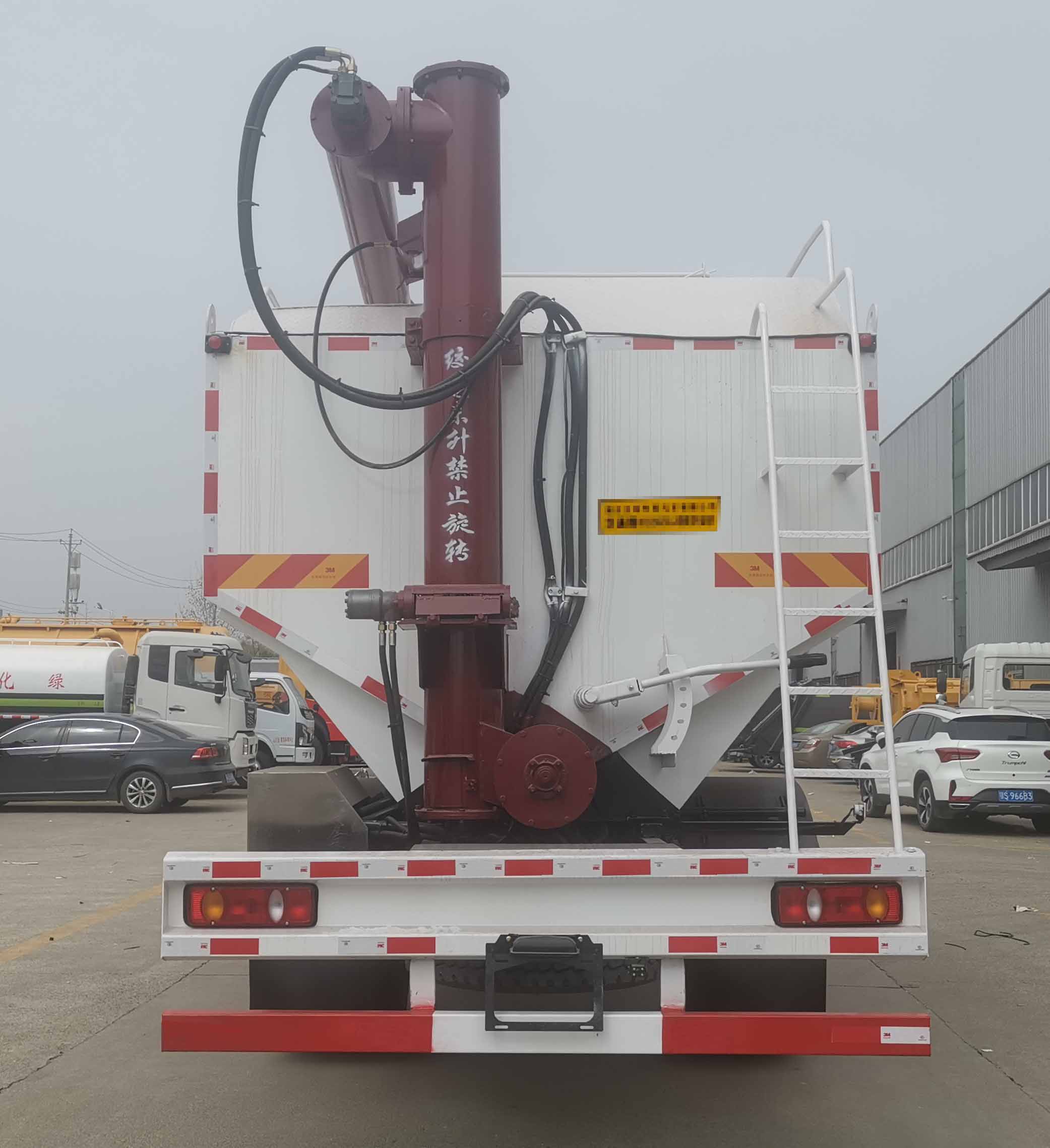 華通牌HCQ5180ZSLDFH6散裝飼料運(yùn)輸車公告圖片