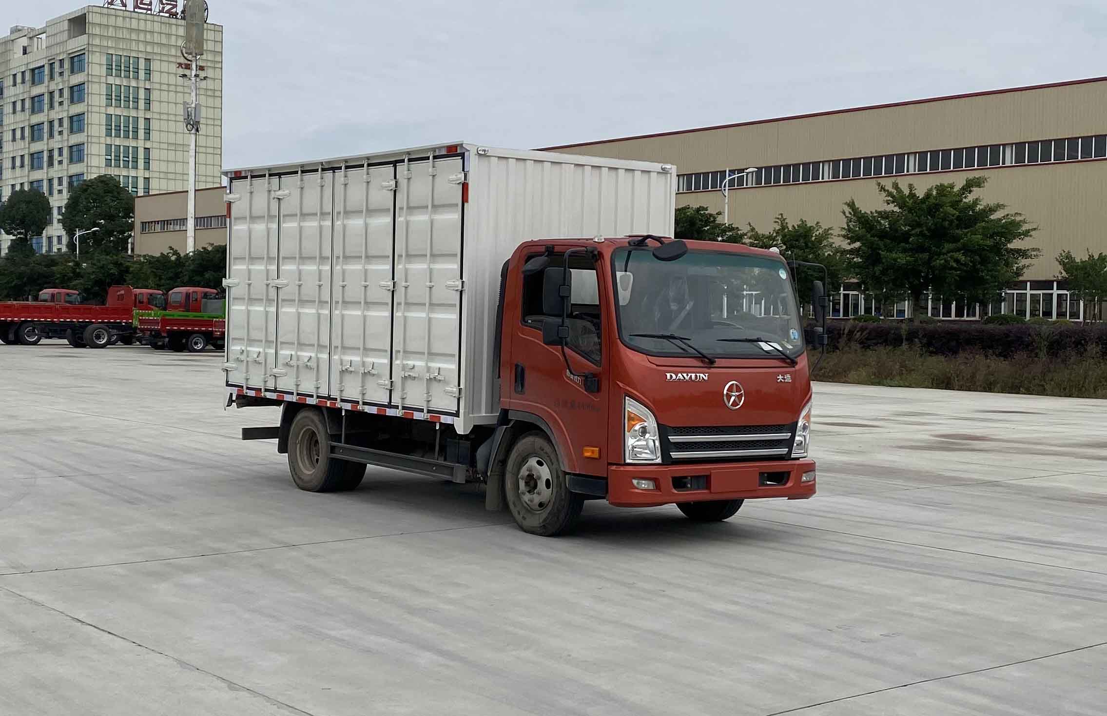 大運(yùn)牌CGC5048XXYHDF33F廂式運(yùn)輸車公告圖片