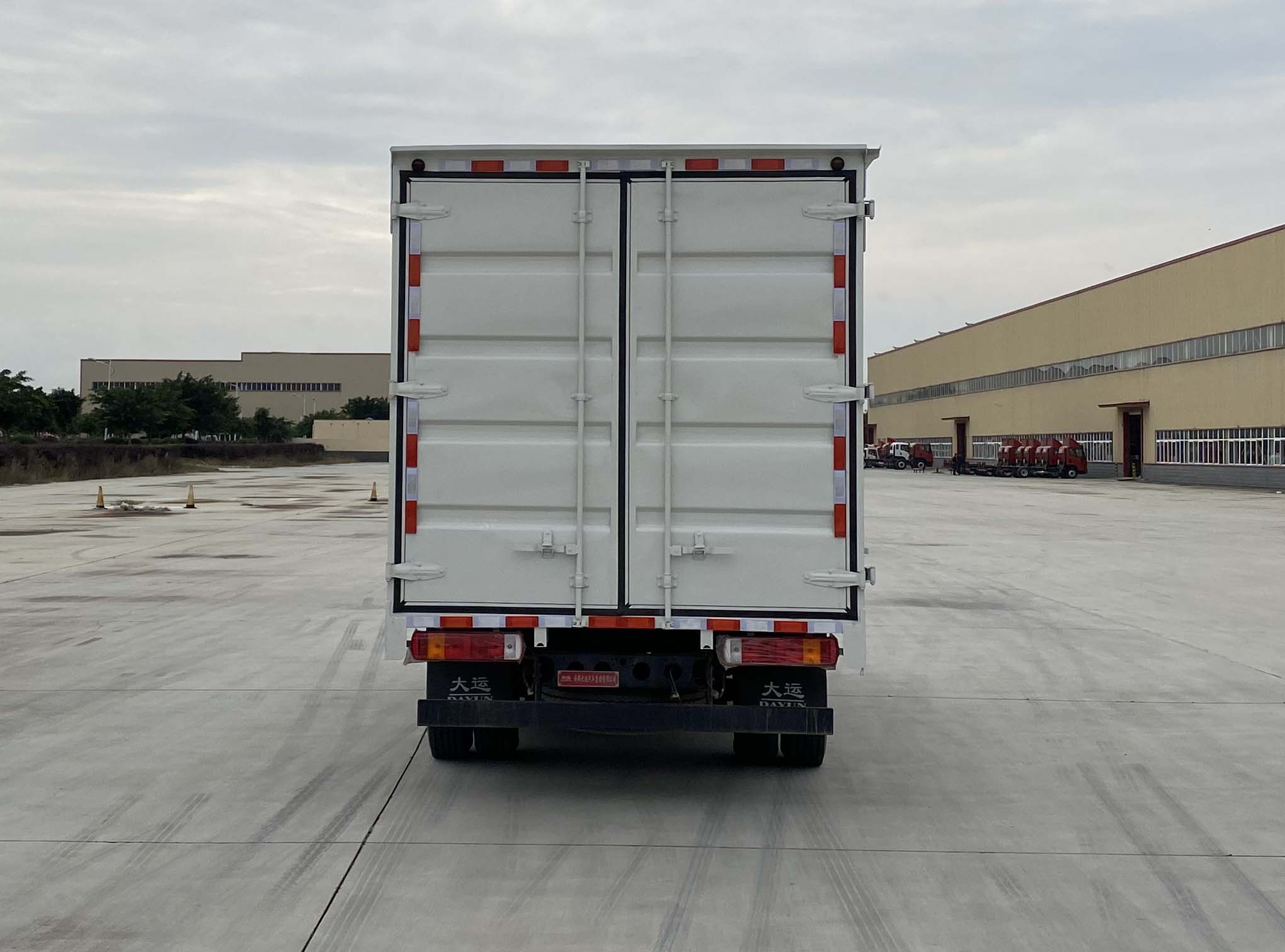 大運(yùn)牌CGC5048XXYHDF33F廂式運(yùn)輸車公告圖片