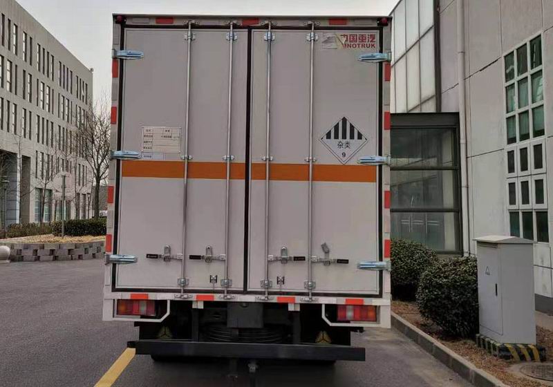 豪沃牌ZZ5047XZWH3315F145杂项危险物品厢式运输车公告图片