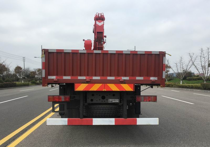 汕德卡牌ZZ5316JSQN436GF1隨車起重運(yùn)輸車公告圖片