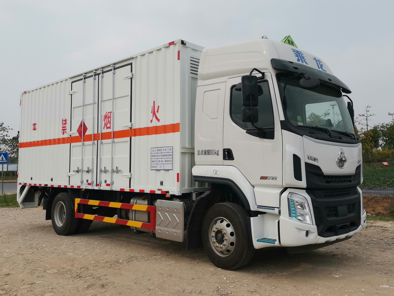 永強牌YQ5180XRYL2易燃液體廂式運輸車公告圖片