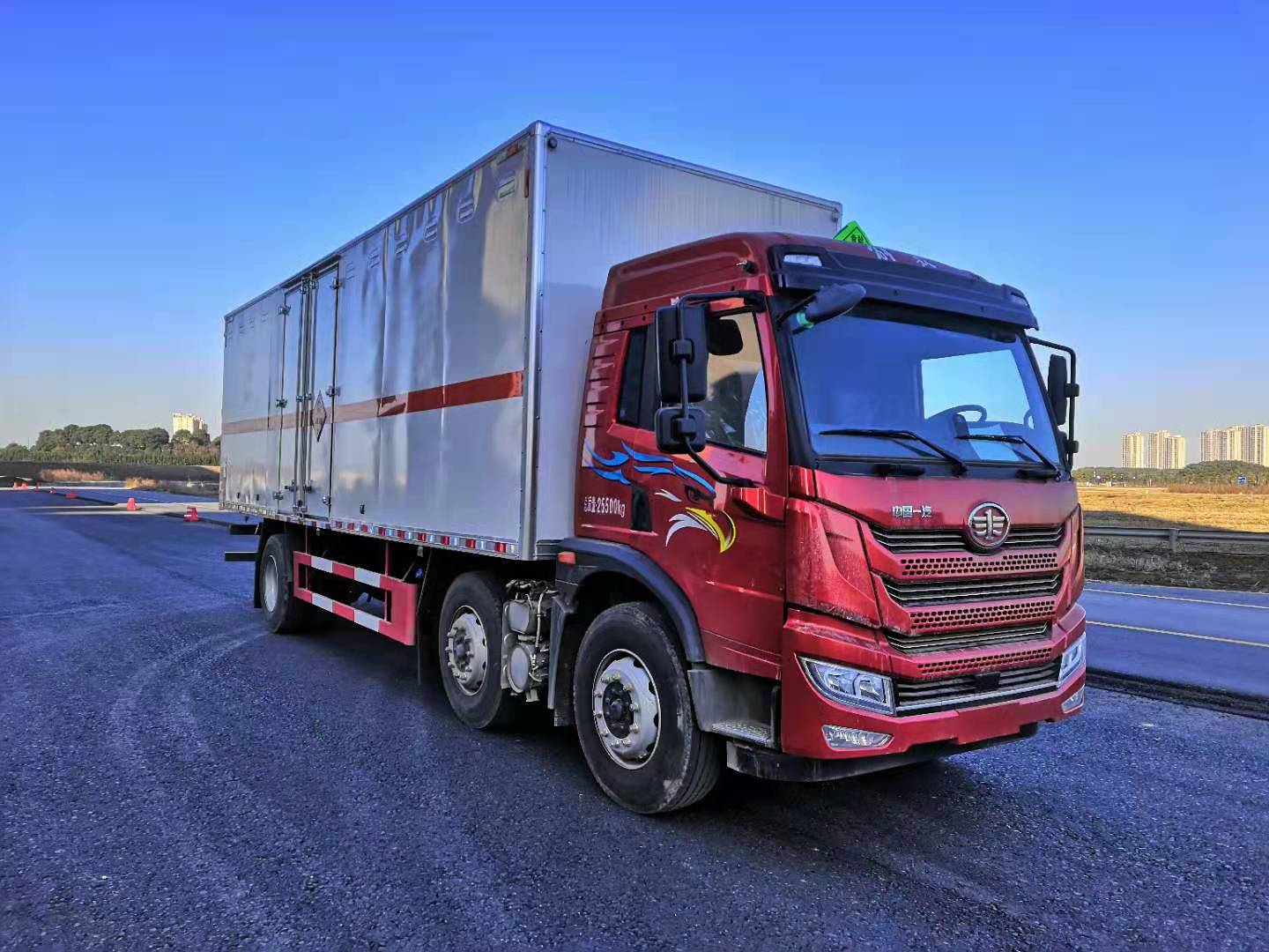 順風(fēng)智造牌SFZ5260XRQC6易燃?xì)怏w廂式運(yùn)輸車公告圖片