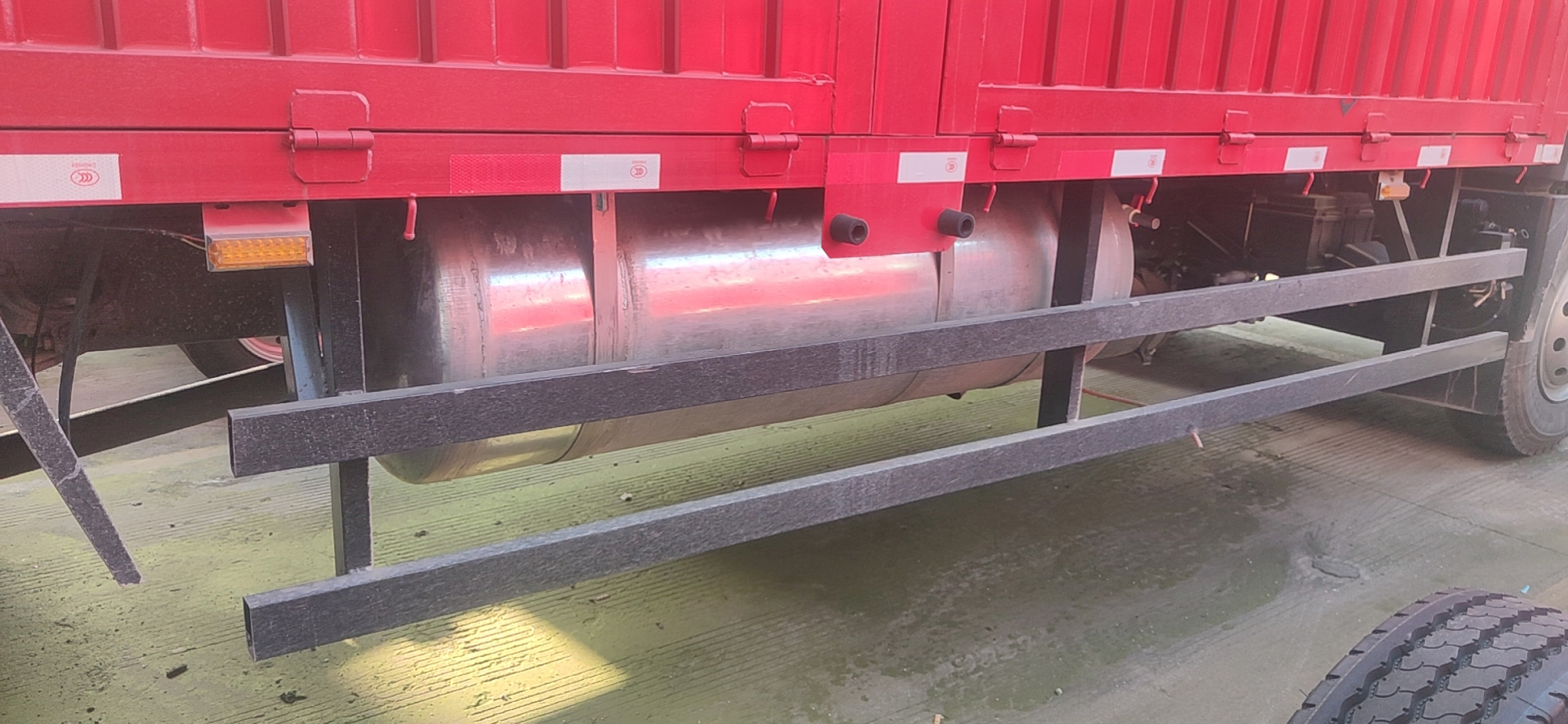 解放牌CA5180CCYPK62L4E6A85倉(cāng)柵式運(yùn)輸車公告圖片