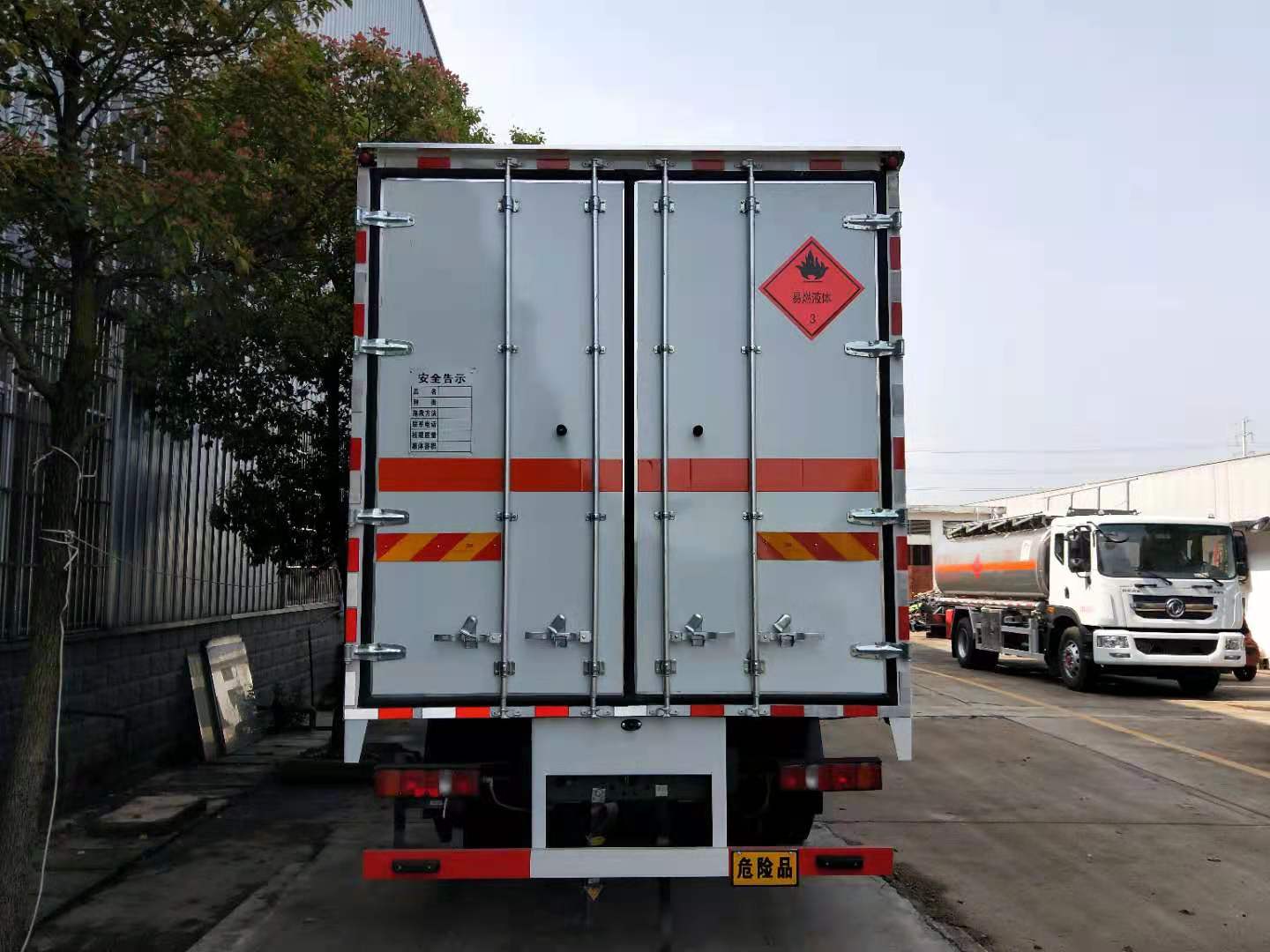 楚飛牌CLQ5180XRY6E易燃液體廂式運輸車公告圖片