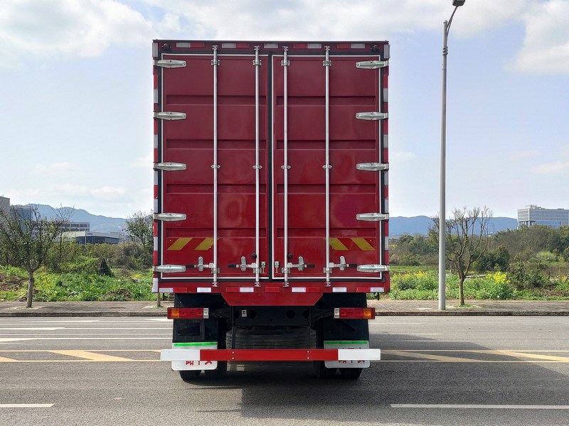 陜汽牌SX5250XXYGP6389廂式運(yùn)輸車(chē)公告圖片