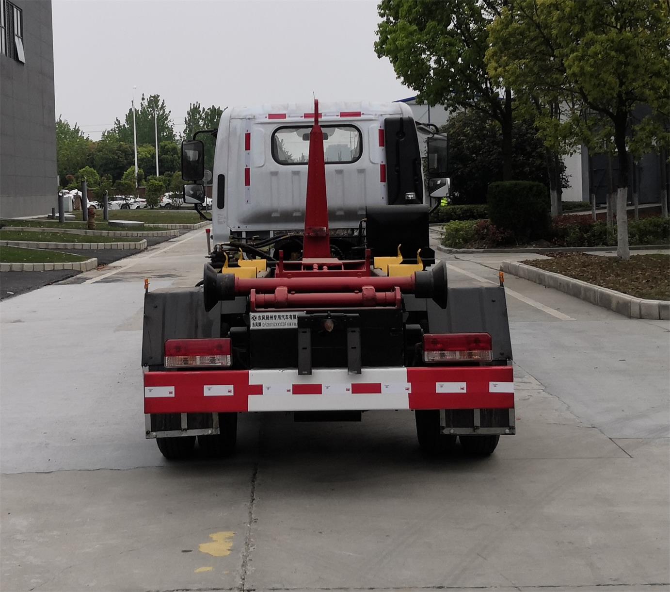 東風(fēng)牌DFZ5075ZXX3CDF車廂可卸式垃圾車公告圖片