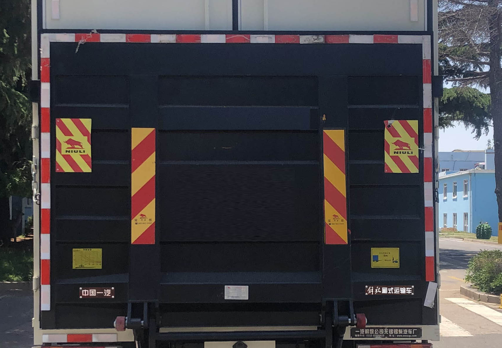 解放牌CA5043XXYP40K61L2E6A85廂式運(yùn)輸車公告圖片