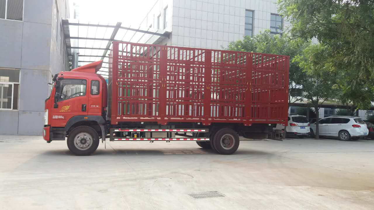 豪沃牌ZZ5187CCQK561DF1畜禽運輸車公告圖片