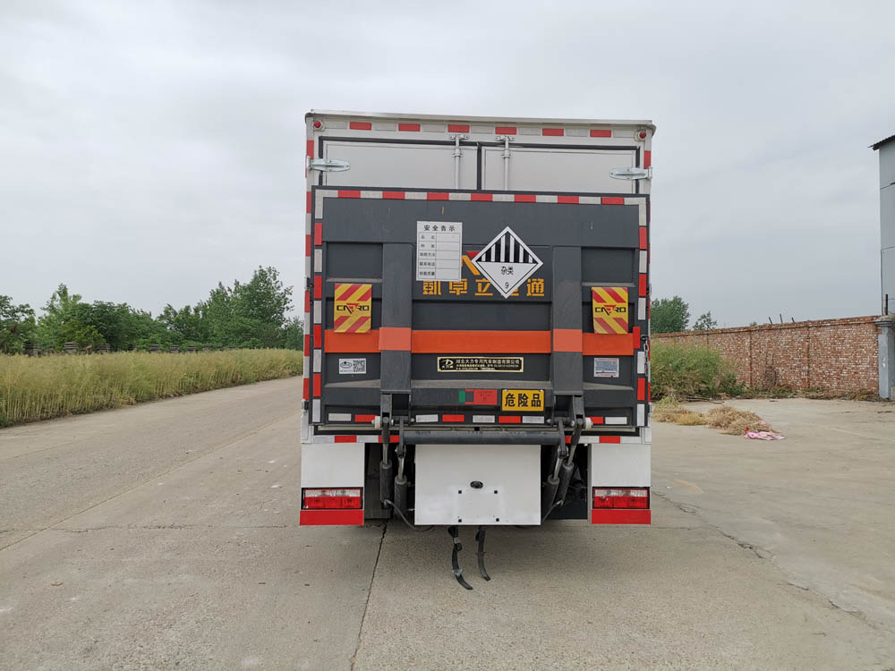 大力牌DLQ5121XZWEQ6雜項危險物品廂式運輸車公告圖片
