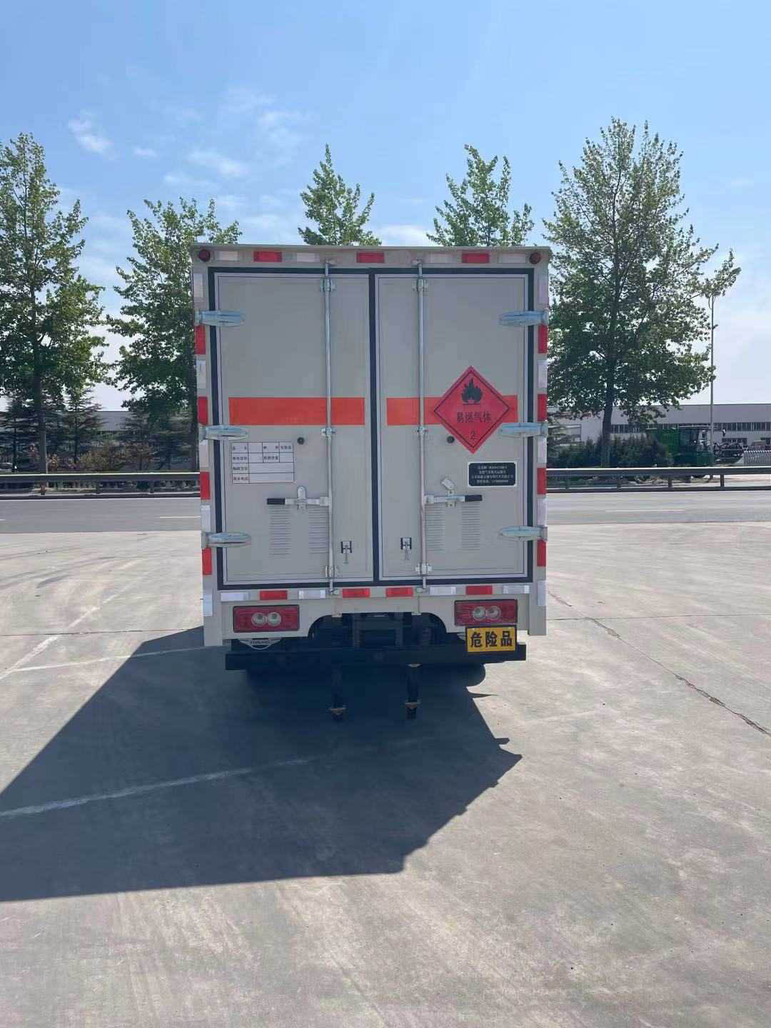 潔星牌BCH5041XRQ-6易燃?xì)怏w廂式運(yùn)輸車公告圖片