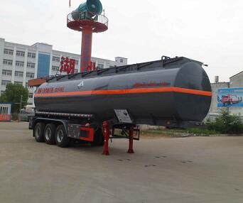 中汽力威牌11.5米28.9吨3轴腐蚀性物品罐式运输半挂车(HLW9404GFW)