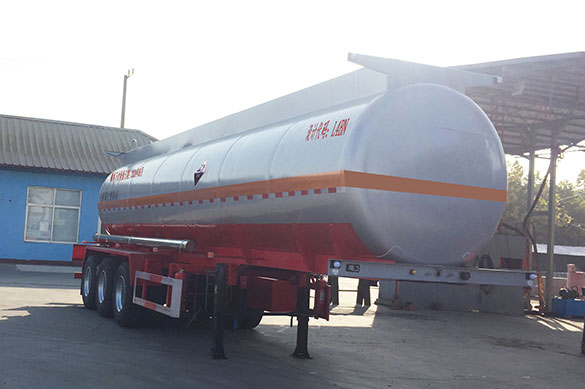 华昌牌11米32吨3轴腐蚀性物品罐式运输半挂车(QDJ9402GFW)