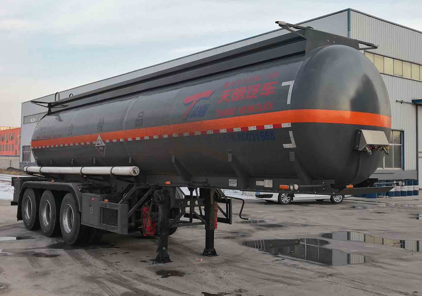 天明牌10.8米32.1吨3轴腐蚀性物品罐式运输半挂车(TM9408GFWYL2)
