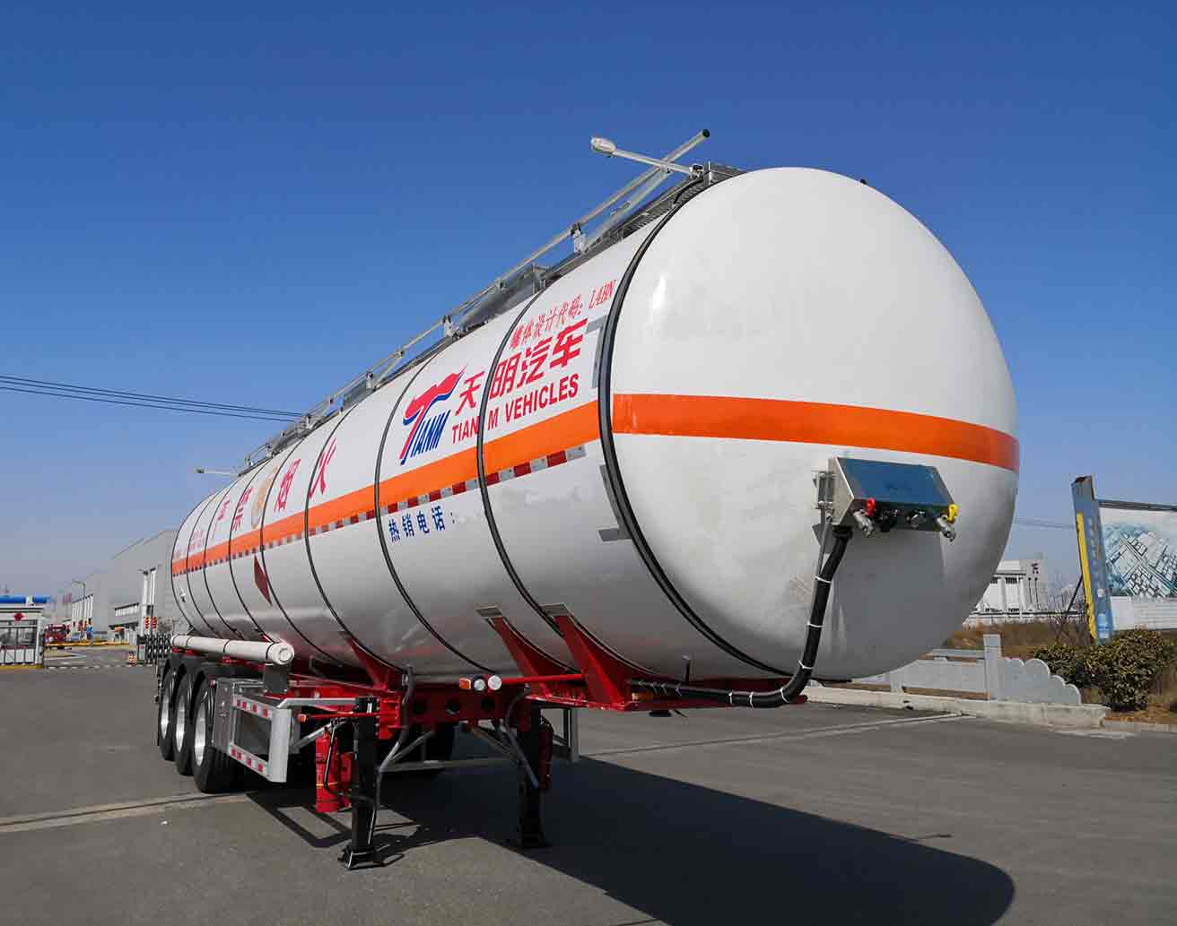 天明牌12.6米31.2吨3轴易燃液体罐式运输半挂车(TM9405GRYYL2)