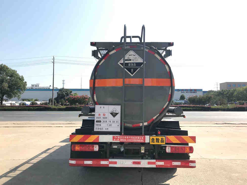 大力牌DLQ5269GFWC6腐蝕性物品罐式運(yùn)輸車公告圖片