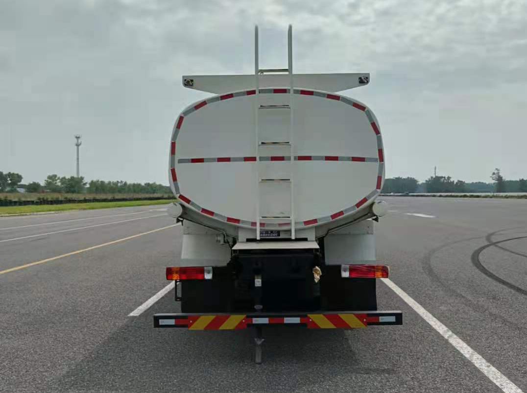 解放牌CA5260GPGP62K1L3T1E6普通液體運(yùn)輸車公告圖片