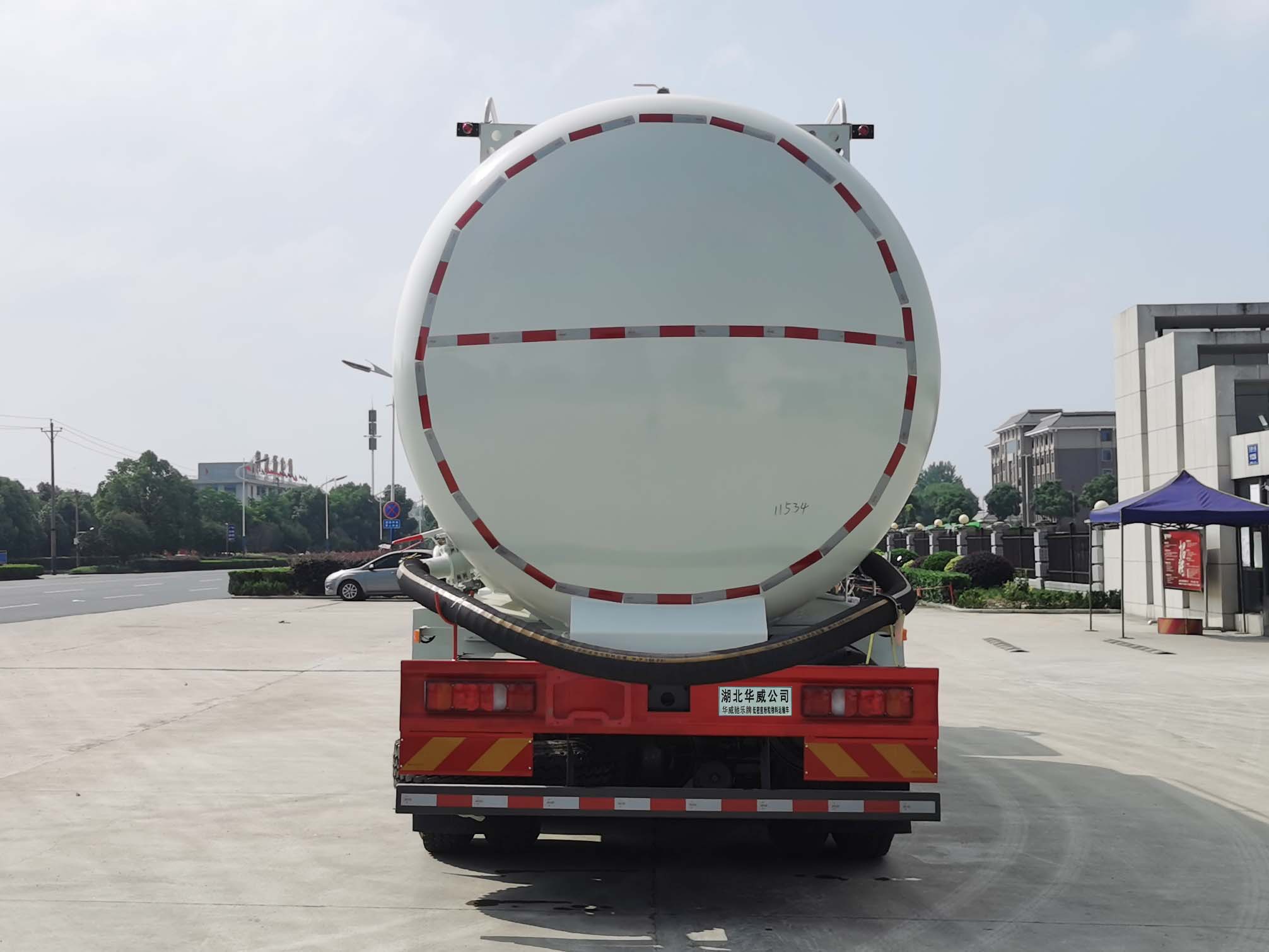 华威驰乐牌SGZ5311GFLZZ6N低密度粉粒物料运输车公告图片