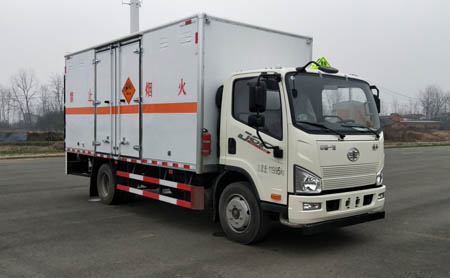 大力牌DLQ5120XQYCA6爆破器材運(yùn)輸車(chē)公告圖片