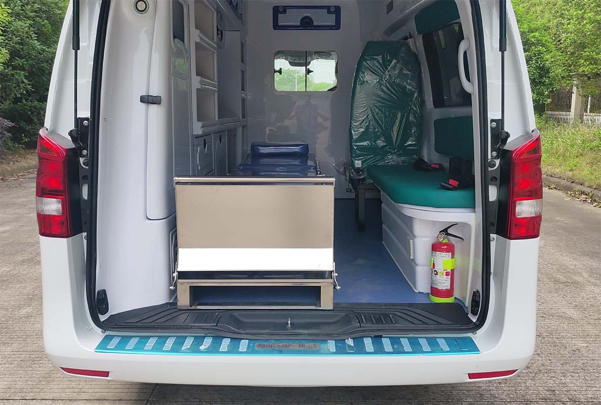 東方汽車牌ZDF5031XJHX救護(hù)車公告圖片