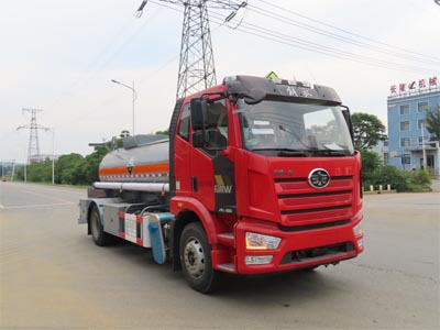 陸平機(jī)器牌LPC5180GFWC6腐蝕性物品罐式運(yùn)輸車(chē)公告圖片