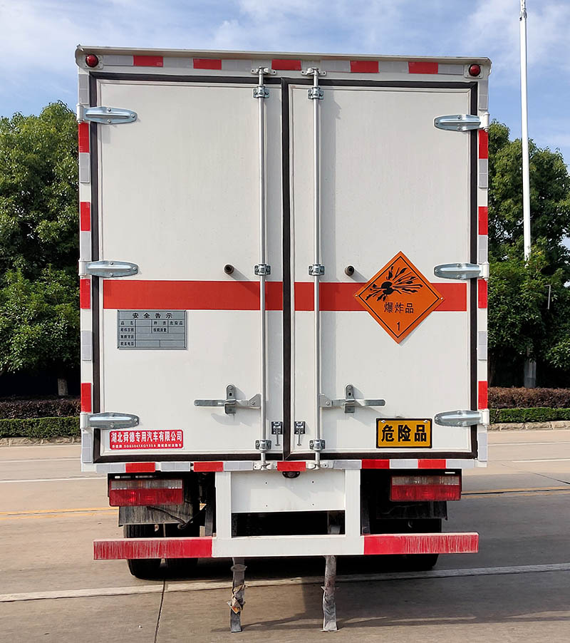 舜德牌SDS5045XQYEQ6爆破器材運(yùn)輸車(chē)公告圖片