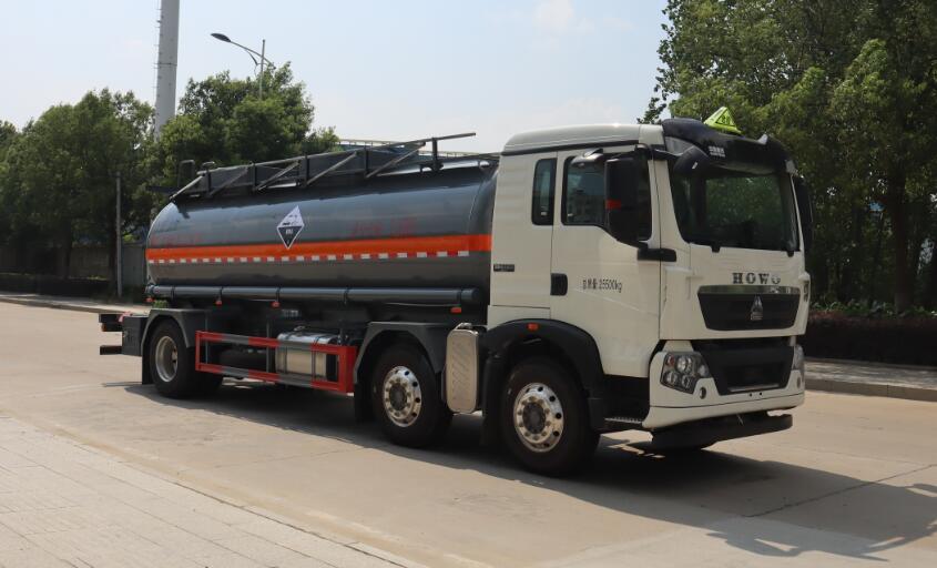 中汽力威牌HLW5261GFWZ6腐蝕性物品罐式運輸車公告圖片