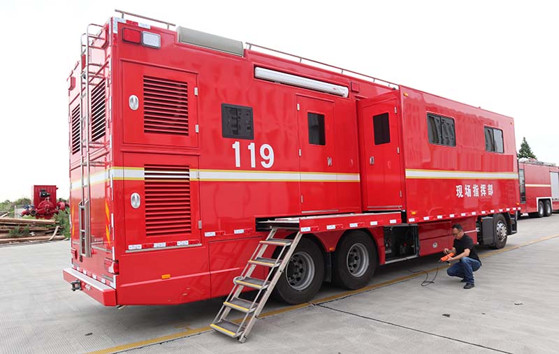 南马牌NM5226TXFTZ5500通信指挥消防车公告图片