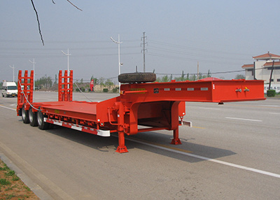 中集牌13.8米30.5吨3轴低平板运输半挂车(ZJV9400TDPYK)