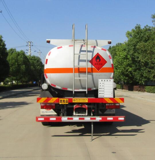 中汽力威牌HLW5180GYYEQ6運(yùn)油車公告圖片