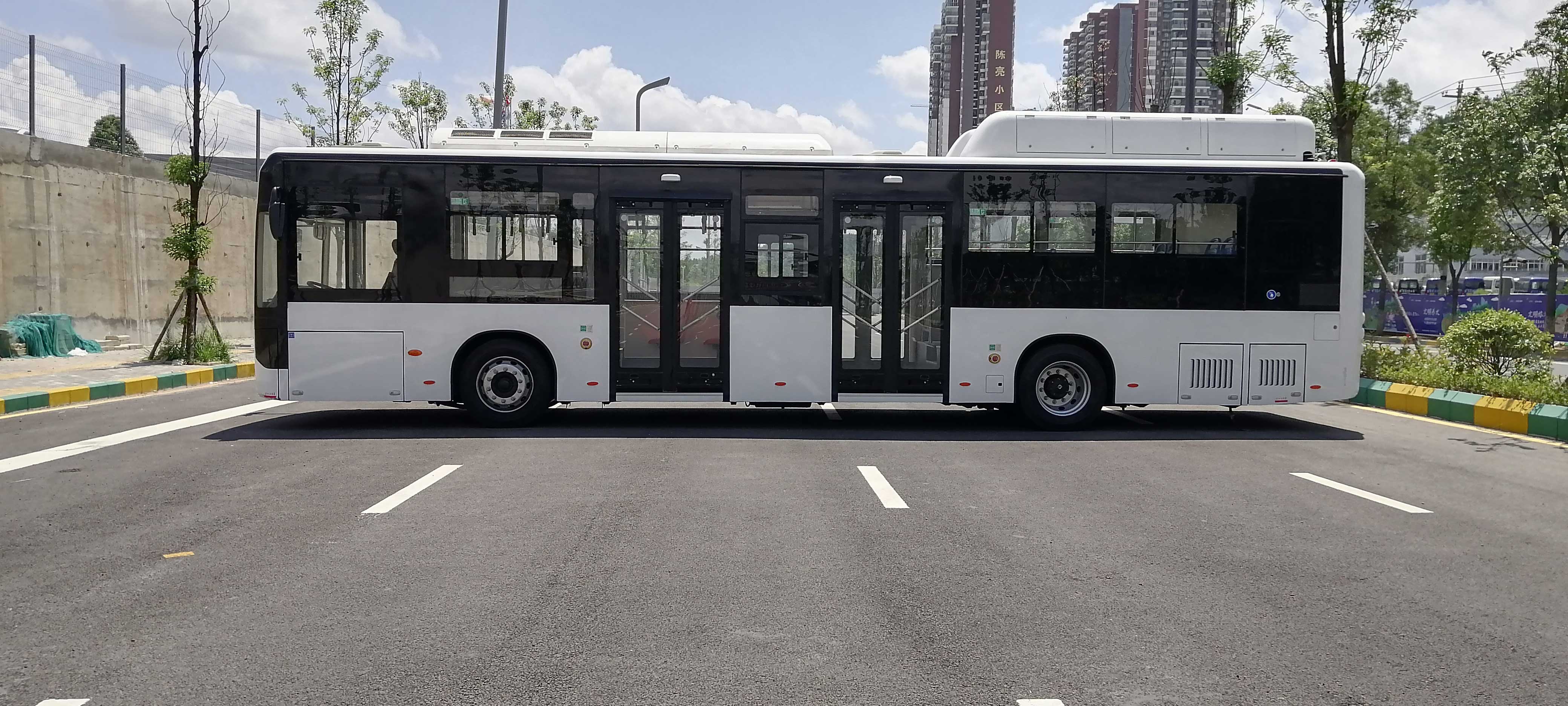 万达牌WD6120FCEVG01燃料电池城市客车公告图片