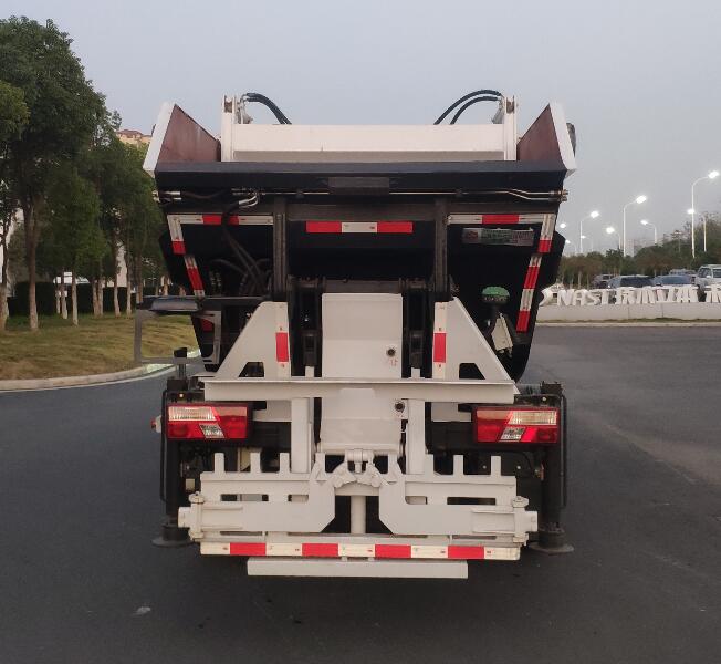 中国中车牌TEG5082ZZZ6JL1D自装卸式垃圾车公告图片