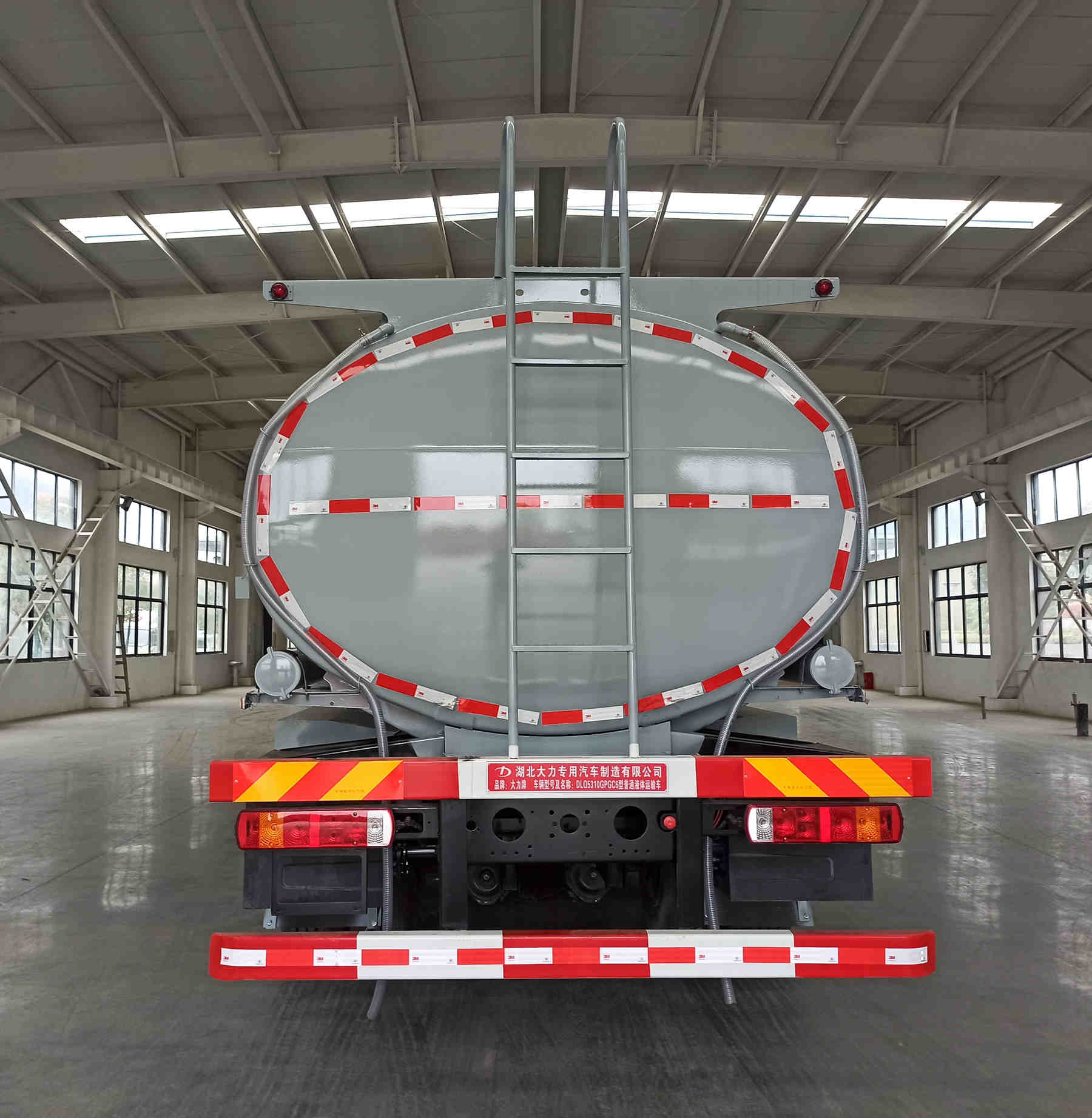 大力牌DLQ5310GPGC6普通液體運(yùn)輸車公告圖片