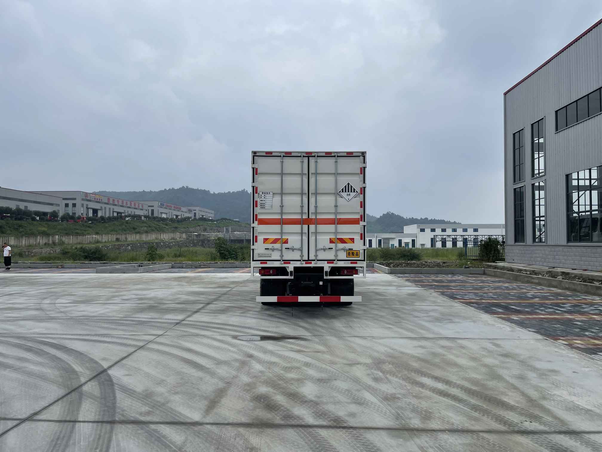 专致牌YZZ5260XZWJC6杂项危险物品厢式运输车公告图片