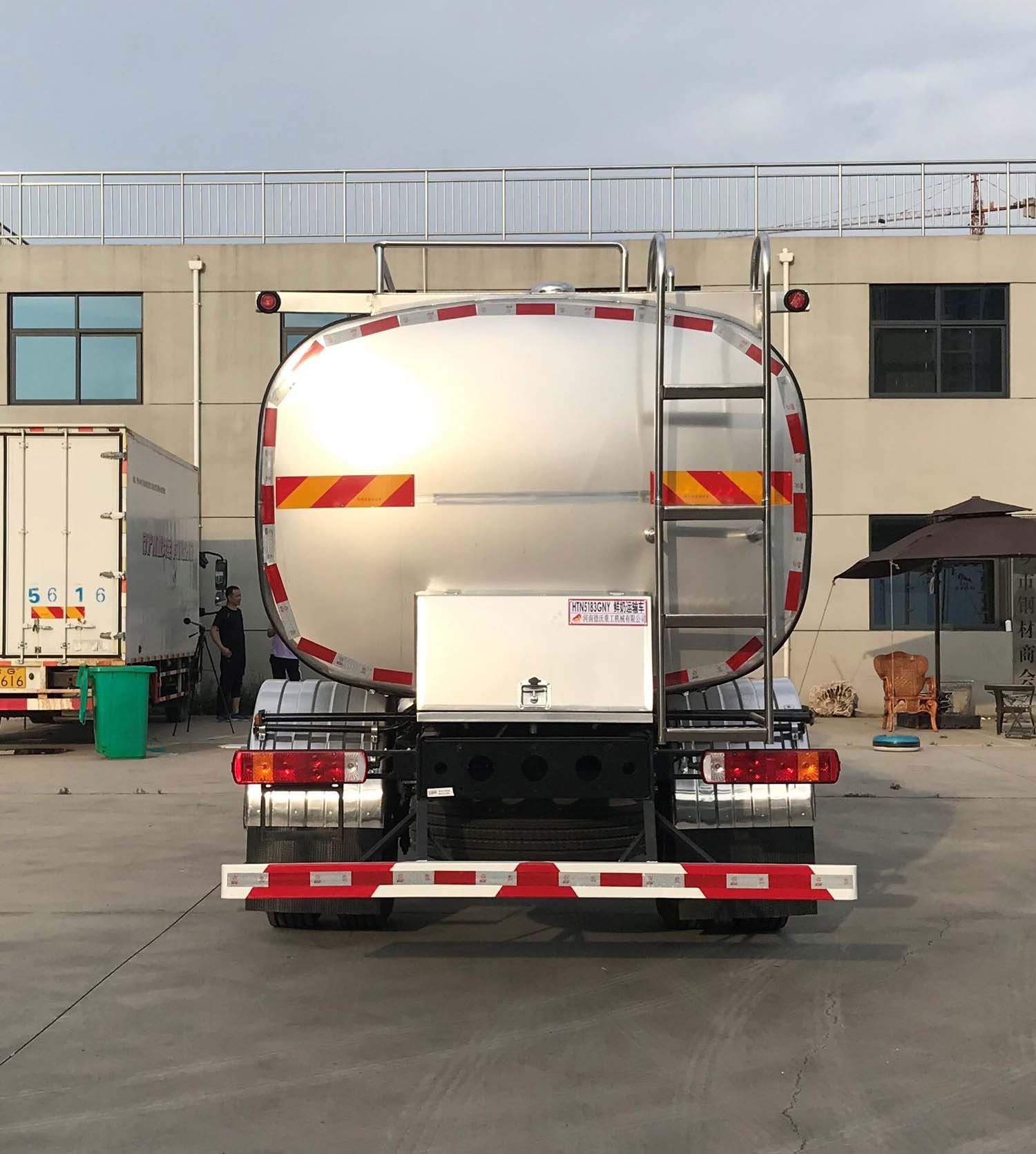 鴻天牛牌HTN5183GNY鮮奶運輸車公告圖片