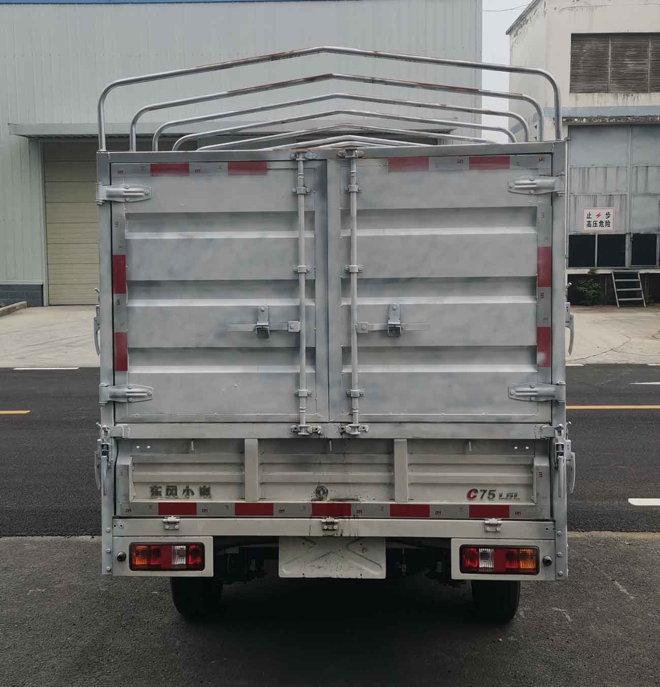 東風(fēng)牌DXK5020CCYC10HL倉(cāng)柵式運(yùn)輸車公告圖片