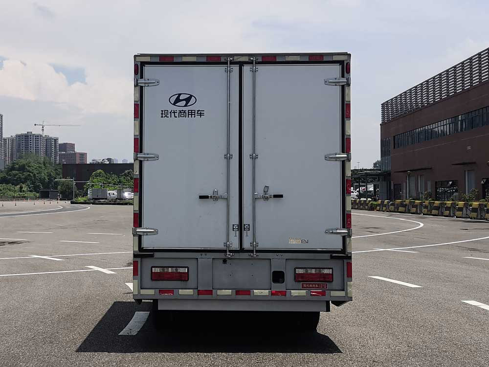 現(xiàn)代牌CHM5045XXYZDC33BEV純電動(dòng)廂式運(yùn)輸車(chē)公告圖片